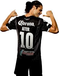 A la mera hora, la productora de ropa mexicana charly salva el día. Club De Cuervos