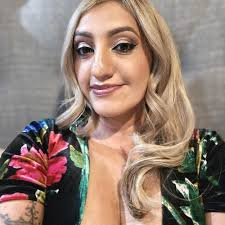 Hey yall are we supposed to communicate with parents of the damas and  chambelanes for them to be in our daughters 15 or is this something that  the kids ask? It's been