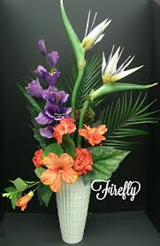 Flower Arrangements Using Bird Of Paradise Tropical Floral Arrangement With Birds Of Paradise Hibiscus And Gladiolus Tropical Floral Arrangements Flower Arrangements Floral Arrangements Wedding