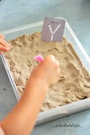 Reproduire Des Lettres Dans Le Sable Enfant Bebe Loisir Lettre A Des Lettres Maternelle