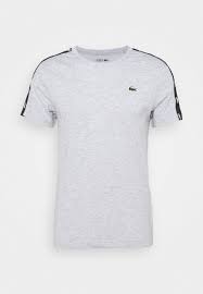 Pour choisir un tee shirt qui vous sied aussi bien que les cheveux longs aux surfeurs californiens, il faut trouver une coupe qui vous mette en valeur. Lacoste Sport T Shirt Imprime Grau Gris Zalando Fr