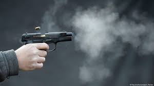 Astfel, carpathian shooting club va pune la dispozitie personal autorizat, documentatie si tot ceea ce tine de obtinerea permisului port arma. Tot Mai MulÈi CetÄÈeni Se InarmeazÄ Germania Dw 27 01 2016