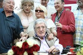 Actorul cornel constantiniu, în vârstă de 73 de ani, este bolnav de parkinson de 26 de ani, iar zilele trecute a fost operat la spitalul universitar din bucureşti. CantÄƒreÈ›ul Cornel Constantiniu Are Succes È™i La 69 De Ani Ce A ReuÈ™it SÄƒ FacÄƒ DupÄƒ Ani De Chin Foto Libertatea