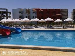 يقع منتجع بورتو مطروح، حيث الاستجمام والفخامة، على بُعد دقائق من مطار مطروح، ويُطل على أجمل شواطئ مرسى مطروح التي تشتهر بشواطئها. A Hotel Com Porto Matrouh Chalets Resort Marsa Matruh Egypt Price Reviews Booking Contact