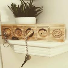 Schl Sselbrett Schl Sselbrett Aus Holz Geschenke Aus Holz Schl Sselbrett Steckdose Schl Sselbrett Steckdosenleiste A In 2020 Ikea Diy Interior Props Crafts