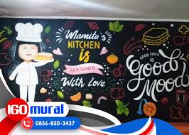 Apa yang tertulis di atas bukanlah sebuah isapan jempol belaka, namun sudah banyak yang membuktikan, adanya lukisan dinding atau mural café membuat pengunjung naik. Pin Di Lukisan Dinding Dapur