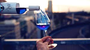 Además consignó que con obtener la primera de dos dosis, no le quité la vacuna a nadie. Vino Azul La Bebida Instagrameable Que Eligen Los Millennials Infobae