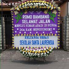 Untuk pemesanan karangan bunga papan turut berduka cita ini memerlukan waktu pengerjakan paling minimal 2 sampai 3 jam dan proses pembuatan singkat tergantung dari motif dan bentuk bunga papan duka cita. Jual Papan Bunga Karangan Bunga Duka Cita Atau Happy Wedding Di Lapak Boneka Murah Bukalapak
