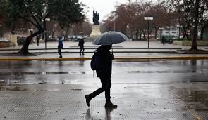 Así que, a abrigarse y a prender la estufa, porque se esperan precipitaciones en la región metropolitana para este miércoles. Junio Trae Las Lluvias A La Zona Central Santiago Recibira Entre 2 Y 6 Milimetros De Agua