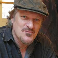 Can anyone improve this foto make it brighter and clearer please