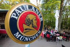 Schild mit Logo der Brauerei Paulaner München in einem Biergarten nach  bayrischer Tradition in Hofh