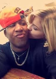 Enseñando a su novia a hablar español: www.facebook.com/darwin.ortiz.9440/videos/484501655037499/  ¡Que lindos!