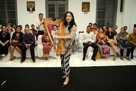 Alat musik harmonis yang satu ini sering dimainkan dalam sebuah pementasan musik klasik. Alat Musik Tradisional Harpa Greatnesia