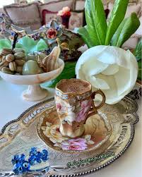 manolyanin son demleri kaldi bir yada acacak iki cicek kahvenin kokusu ve ikisi birfincanbirkahve nin iki sevgilisi coffee cafe coffee pictures tea cups