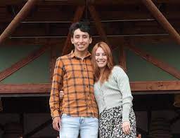 Il colombiano vuole a tutti i costi ripetersi alla grande boucle, che ha conquistato a sorpresa l'anno scorso resistendo a cronometro e dimostrando di essere uno dei migliori in salita. Egan Bernal Presento A Su Nueva Novia Revista La Liga