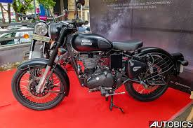 Orange ember, metallo silver, mercury silver, pure black, gunmetal grey spoke, classic black, gunmetal grey. 2017 Royal Enfield Classic 500 Stealth Black Side Mumbai Autobics