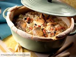 Recette Pintade A La Choucroute En Cocotte Ingredients 4 Personnes 4 Cuisses De Pintades 400 G De Choucroute Crue 200 Pintade Recette Recette Choucroute