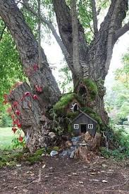 love the way this faery house is wedged in between the maisons de fees jardin de maison feerique jardins