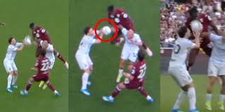 Zapata di testa, Carlos Augusto blocca con il braccio: dopo il check del Var è calcio di rigore, la sequenza