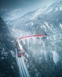 Er misst lediglich 239 quadratkilometer. Zug Schweiz Winter Schnee Tunnel Berg Zugfahrt Schweiz Reise Zugreise