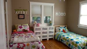 The wall decors look perfect together with the gray seat on the side. Boy Girl Room Ideas Whaciendobuenasmigas
