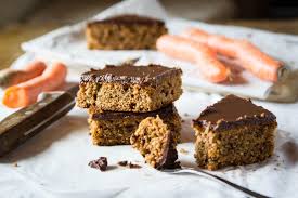 Wer karotten mag und karottenkuchen wird diesen kuchen lieben. Karotten Nuss Blechkuchen Mit Schokoladeglasur Tiroler Gemusekiste