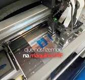 Uma demonstração que mostra o poder da tecnologia UV na prática. Utilizando  uma máquina DTF UV, aplicamos verniz localizado e foil dourado em um  processo rolo a rolo, criando resultados únicos, ...