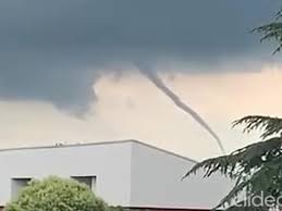 Erano più o meno le 5.30 del mattino e penso fosse cominciata da. Le Immagini Della Spettacolare Tromba D Aria In Provincia Di Novara Corriere Tv