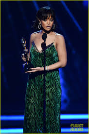 rihanna accepts billboard chart achievement award at bbmas