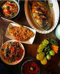 Pernah mampir ke rumah makan khas sunda? 10 Rumah Makan Sunda Di Bandung Yang Enak