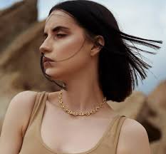 Amazon.com: Gargantilla de cadena chapada en oro de 18 quilates para mujer,  delicada serpiente, clip de papel y cadena giratoria, minimalista, joyería  de alto pulido, regalo para damas de honor, Metal, Arenisca :