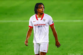Jules kounde has quickly emerged as one of the most accomplished defenders in la liga, and drawn attention from europe's richest clubs. Mercato Manchester United A L Assaut De Jules Kounde Africa Top Sports