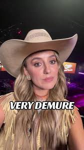 Lainey Wilson Teeth Trick