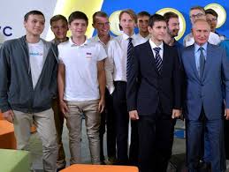Владимир путин проводит видеоконференцию со студентами. Student Sfotografirovalsya S Putinym V Futbolke S Logotipom Navalnyj Gordon