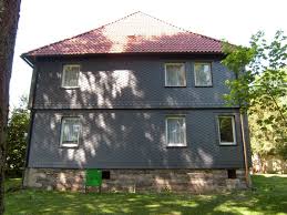 Eine giebelverkleidung verleiht ihrem haus ob altbau oder neubau ein individuelles gesicht und schützt die fassadendämmung und die bausubstanz. Wie Bei Einem Holzhaus Die Fassade Verkleiden Dach Dammung Fenster Fassaden Turen Tore Storen Bauen Und Wohnen In Der Schweiz