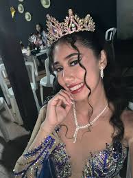 Felicidades Lauren Sofía! Ya coronada como Reina de los Residentes  Carmenceños, brillaste con luz propia en una noche inolvidable. Nuestro  reconocimiento también a los organizadores por tan hermosa velada que  enaltece nuestras