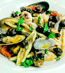 L'ideale è lasciare i ceci in una bacinella con acqua la sera prima di consigliata la zuppa di ceci neri, da profumare con un rametto di rosma rino fresco e servire con fette di pane croccante. Cavatelli Lucani Con Ceci Neri Cozze Vongole E Moscardini Scelte Di Gusto