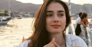 Nesrin cavadzade kimdir, kaç yaşında, nereli?, nesrin cavadzade boyu, kilosu, biyografisi, rol aldığı diziler ve filmler nelerdir? Sultan Elif Tas Kimdir Nereli Kac Yasinda Boyu Kilosu Burcu Oynadigi Diziler Sevgilisi