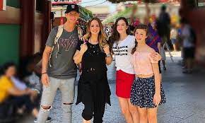Es una familia famosa, no sólo por erik rubín, quien tiene más de 35 años en la música, también por el lado de andrea legarreta, quien es. Pin En Bano