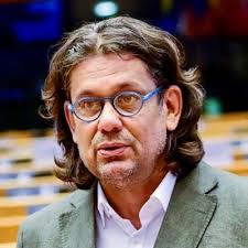 Sem a keleti, sem a nyugati önkényből nem kérünk bejegyzéshez a hozzászólások lehetősége kikapcsolva. Deutsch Tamas On Twitter Uj Profilkep