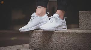 Groß, klobig, oft bunt, auffällig und vor allem eines: Nike Wmns Air Max Thea All White 599409 101 Afew Store