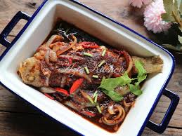 Goreng ikan yg telah dilumurkan garam dan serbuk kunyit hingga masak dan sedikit garing. Ikan Kerapu Masak Kicap Azie Kitchen
