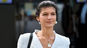 Sahra wagenknecht, politikerin der linken und oskar lafontaine, politiker der linken, bei der ehrung für rosa luxemburg und karl liebknecht an der gedenkstätte der sozialisten in. Keiner Ofter Zu Gast Sahra Wagenknecht Ist Die Talkshow Queen 2017