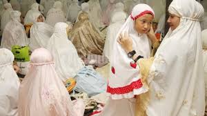 Bacaan surah pada shalat tarawih nabi itu adalah bacaan surat panjang dan penuh kekhusuan. Tarawih Perdana 2021 Niat Tata Cara Salat Tarawih 11 Dan 23 Rakaat Sendiri Di Rumah Ada Witir Tribun Kaltim