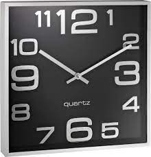 Wanduhren gehören im wohnzimmer seit großmutters zeiten zum festen inventar. Wanduhr Quadratisch Aus Kunststoff Schwarzes Zifferblatt