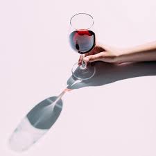 Maybe you would like to learn more about one of these? Voici La Meilleure Maniere De Tenir Un Verre De Vin Elle A Table