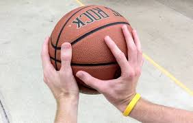 Kombinasi gerak berjalan dan memantulkan. 10 Teknik Dasar Bola Basket Dan Penjelasan Lengkapnya