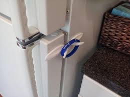 12 Astuces A L Epreuve De Bebe Pour Une Maison Securitaire Securite Bebe Barriere Enfant Securite Pour Bebe