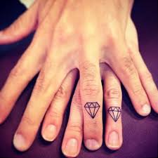 Tattoos Fuer Partner Kleine Finger Tattoos Diamanten Schoene Idee Fuer Ehepaare Fingertatowierungen Paar Tattoos Coole Tattoos