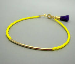 Bracelet En Perles Jaune Bracelet Pompon Rocaille Par Minifabo Pulseras De Cuentas De Semillas Pulsera De Bricolaje
